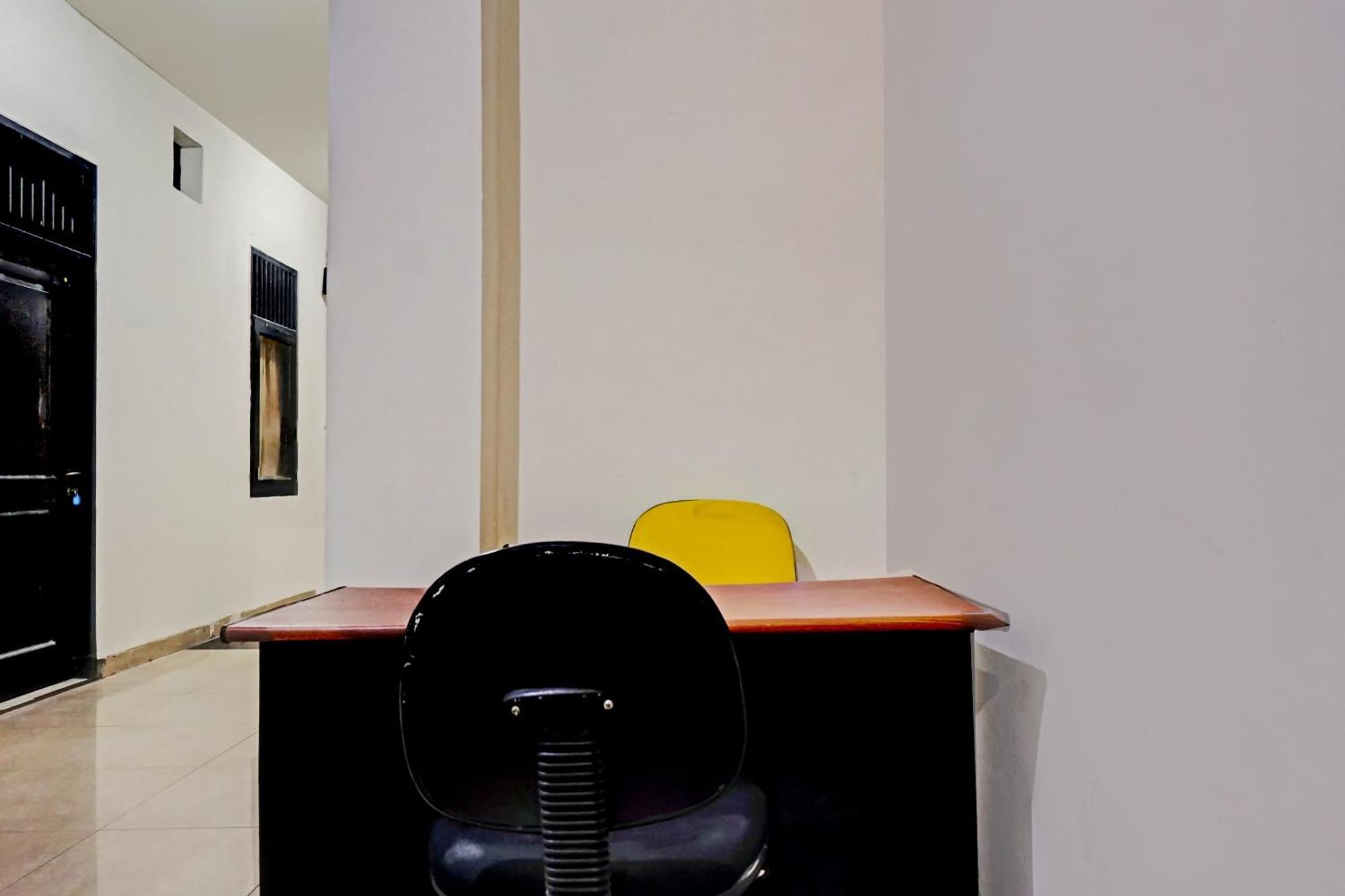 Hotel Oyo 90689 Lily House Tangerang Esterno foto