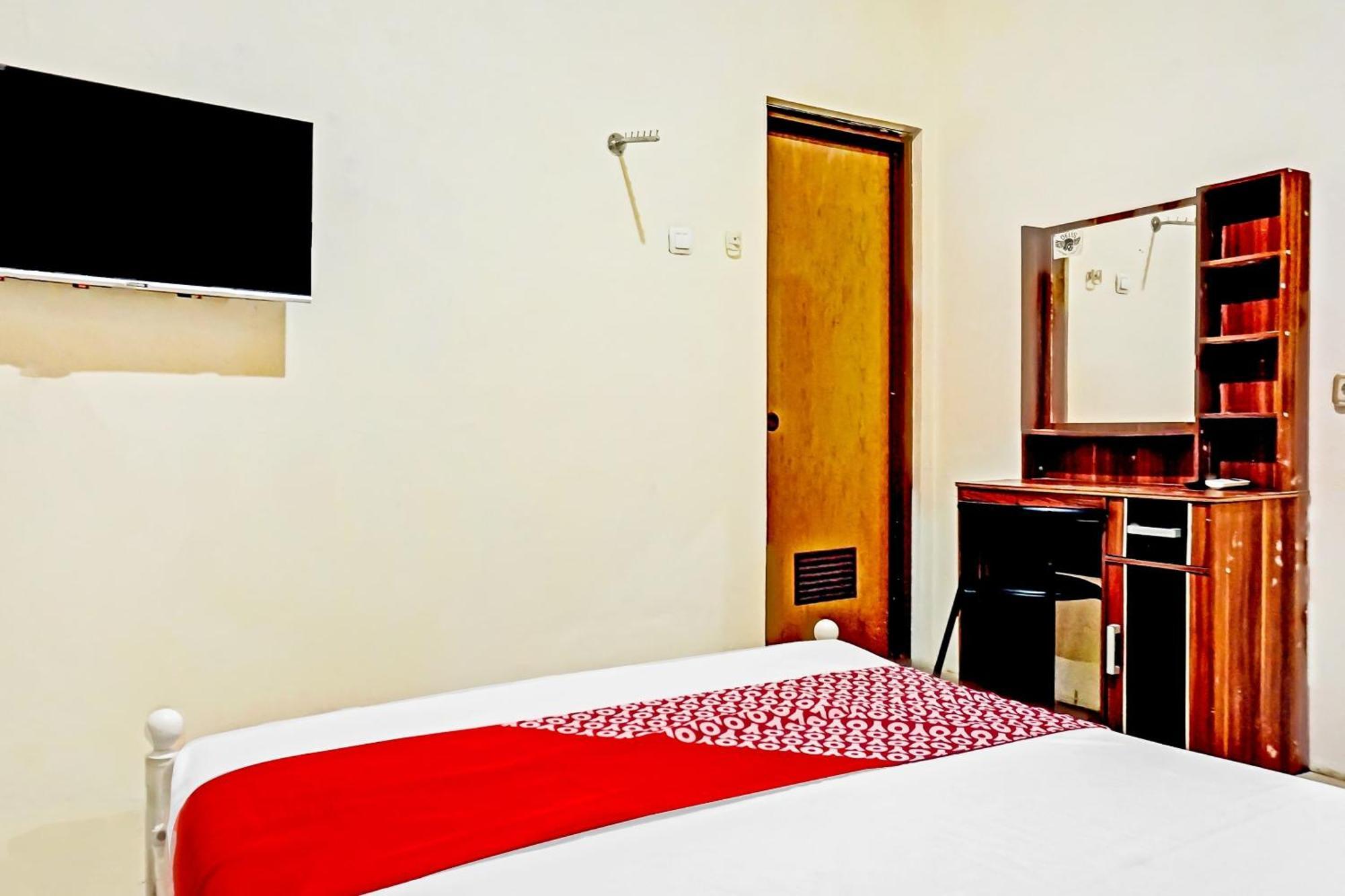 Hotel Oyo 90689 Lily House Tangerang Esterno foto