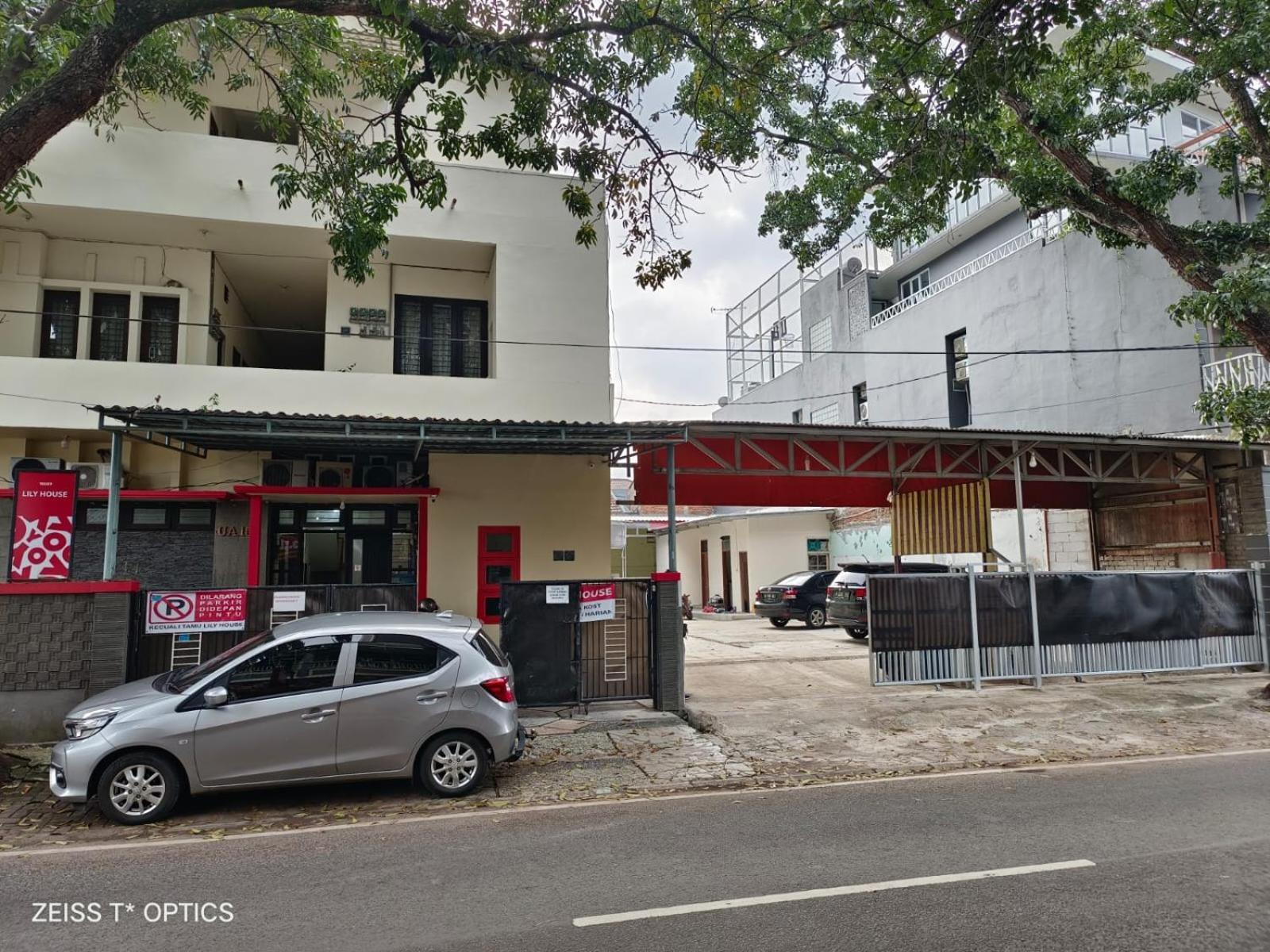 Hotel Oyo 90689 Lily House Tangerang Esterno foto