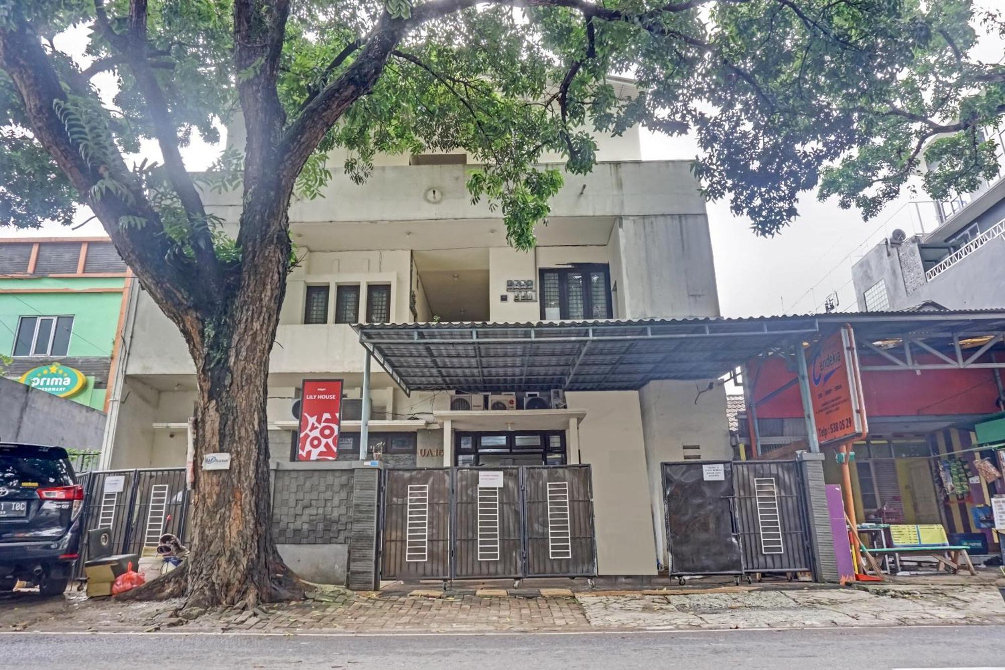 Hotel Oyo 90689 Lily House Tangerang Esterno foto