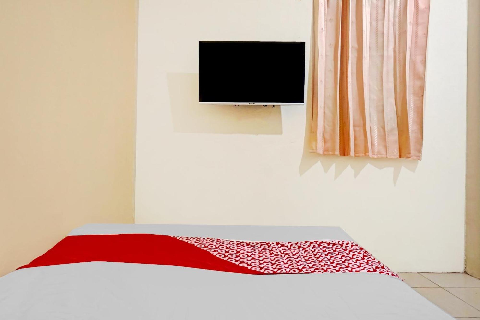 Hotel Oyo 90689 Lily House Tangerang Esterno foto