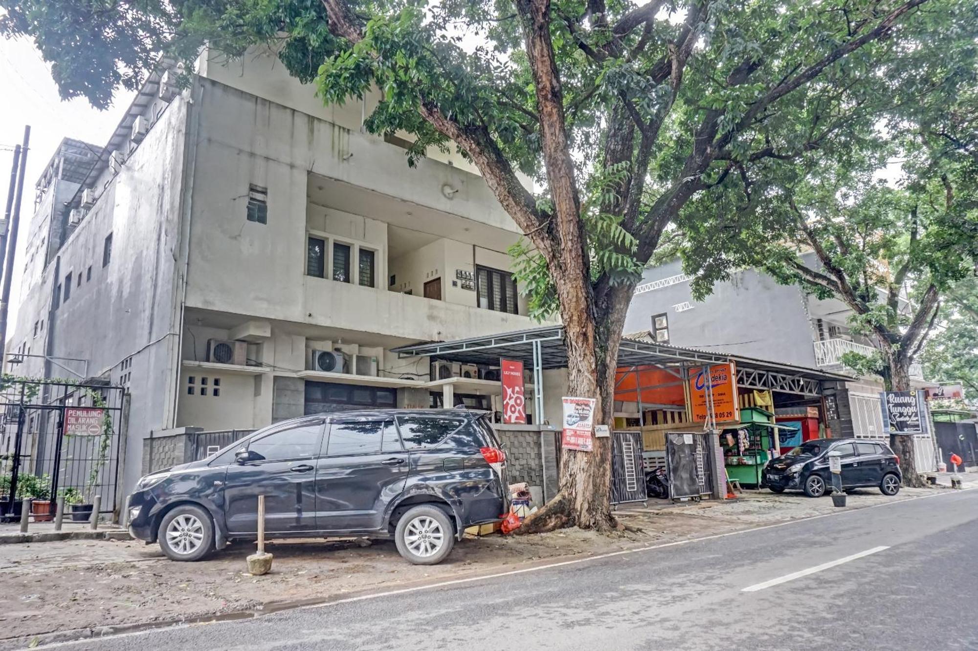 Hotel Oyo 90689 Lily House Tangerang Esterno foto